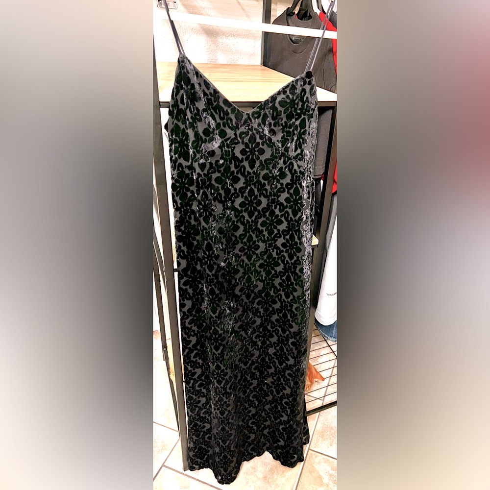 Cocktail dress in black velvet on a chiffon base. Fully lined, long gown.